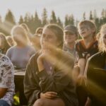 Englischer Camper im Camp, der allen Jugendlichen die Teilnahme am Camp empfiehlt.