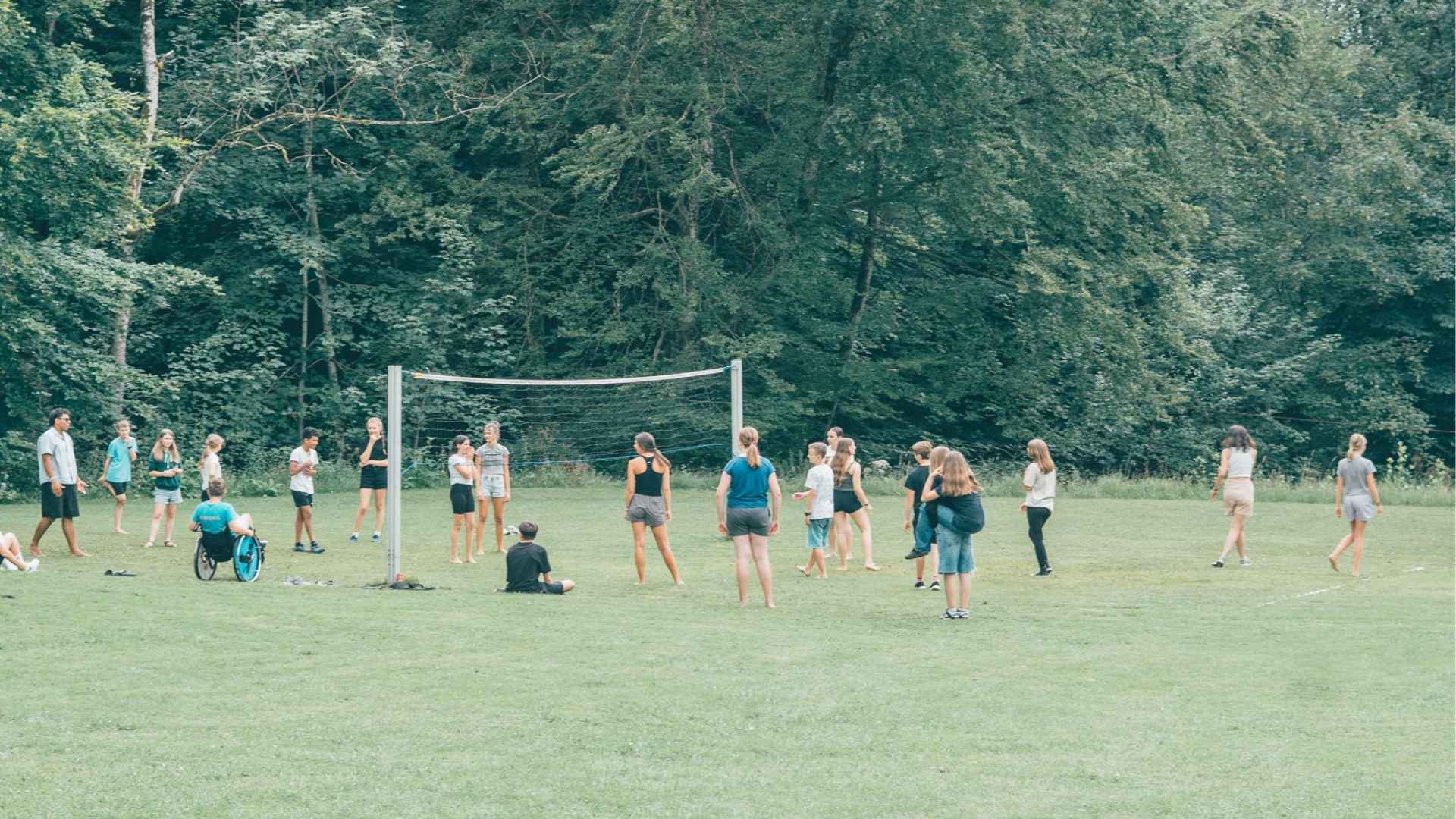 Jeder English Camp-Standort verfügt über ein Volleyballfeld.  Jugendliche spielen täglich Volleyball!